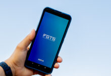Brasileira consegue SACAR R$ 1.000 do FGTS fazendo tudo pelo celular; aprenda a consultar HOJE