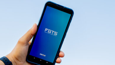 Brasileira consegue SACAR R$ 1.000 do FGTS fazendo tudo pelo celular; aprenda a consultar HOJE