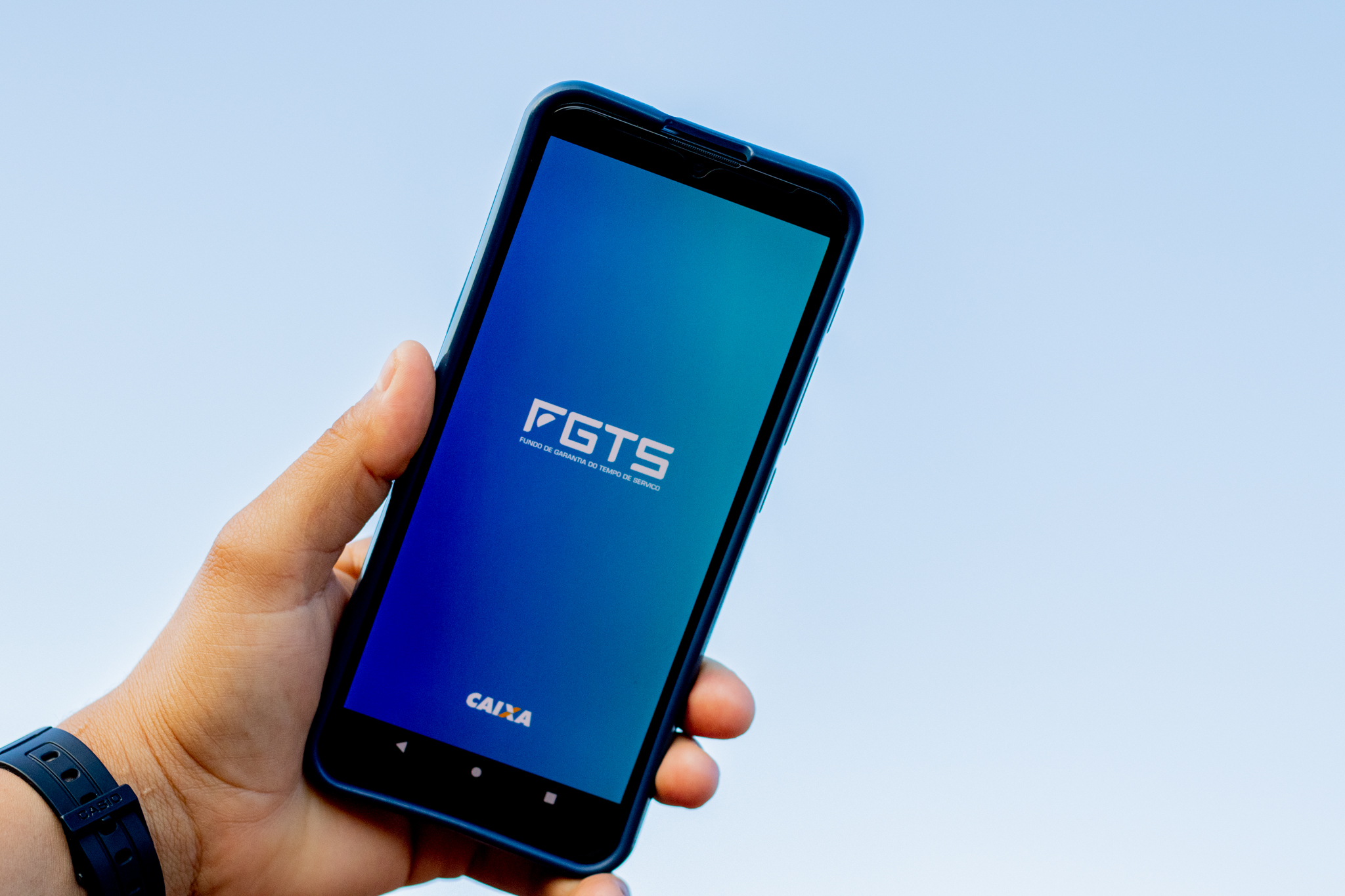 Brasileira consegue SACAR R$ 1.000 do FGTS fazendo tudo pelo celular; aprenda a consultar HOJE