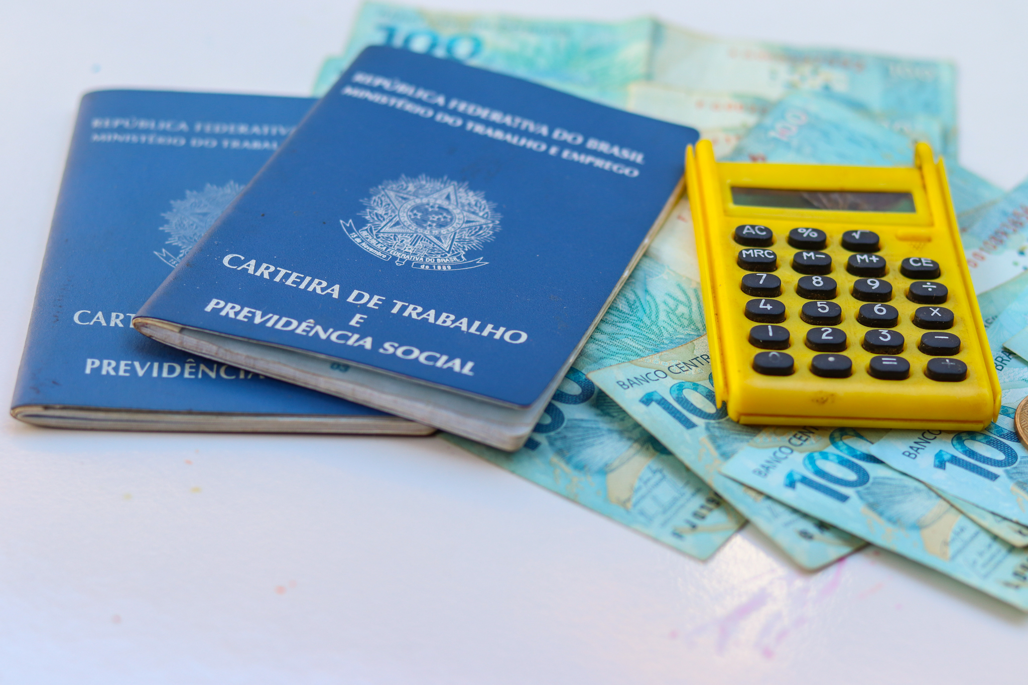 Garanta mais de R$ 2.428,00! Especialista revela TRUQUE para pedir demissão e sair com uma BOLADA