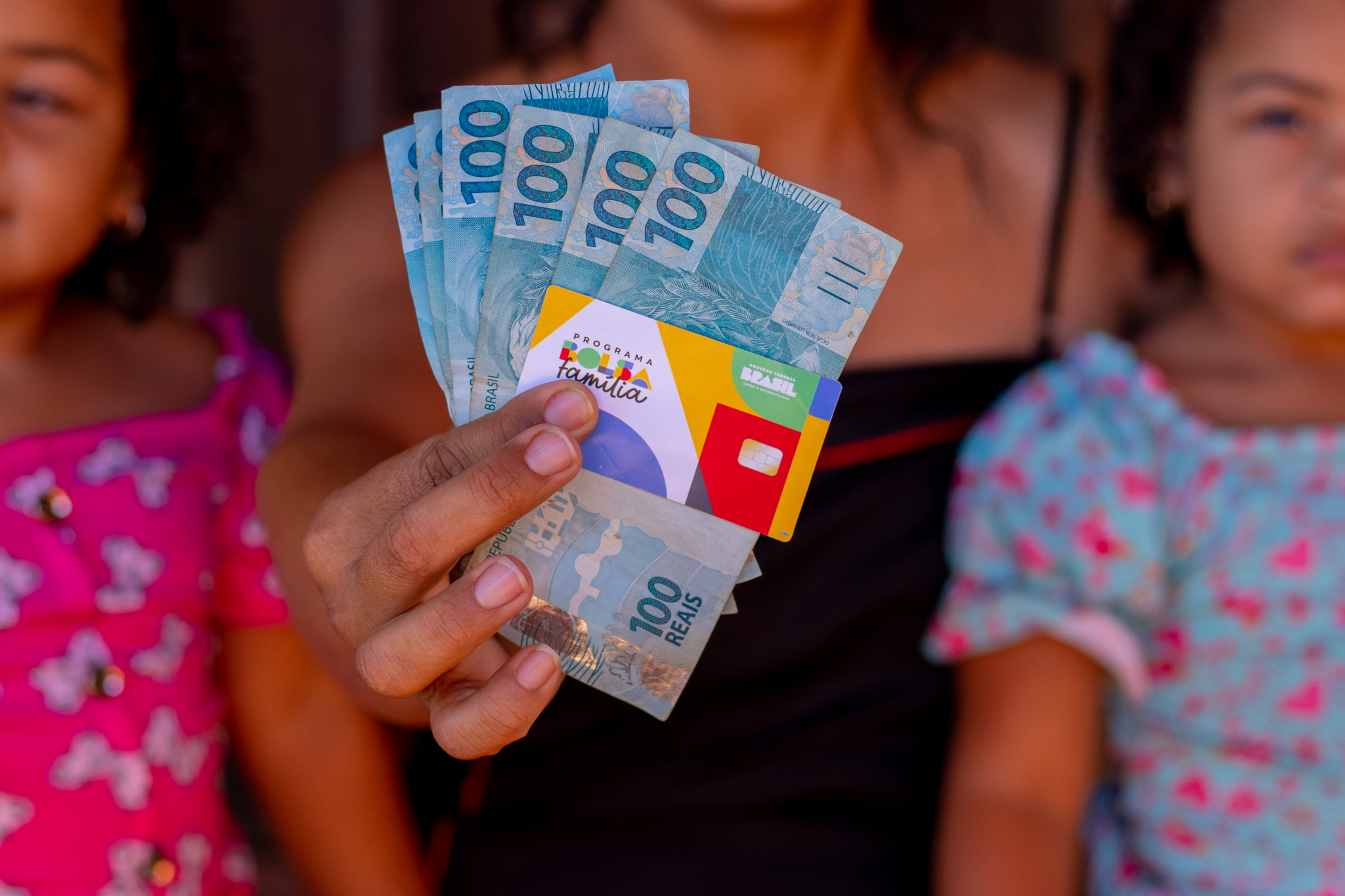 Bolsa Família AMEAÇADO? Ministra se posiciona sobre POLÊMICA em programas sociais