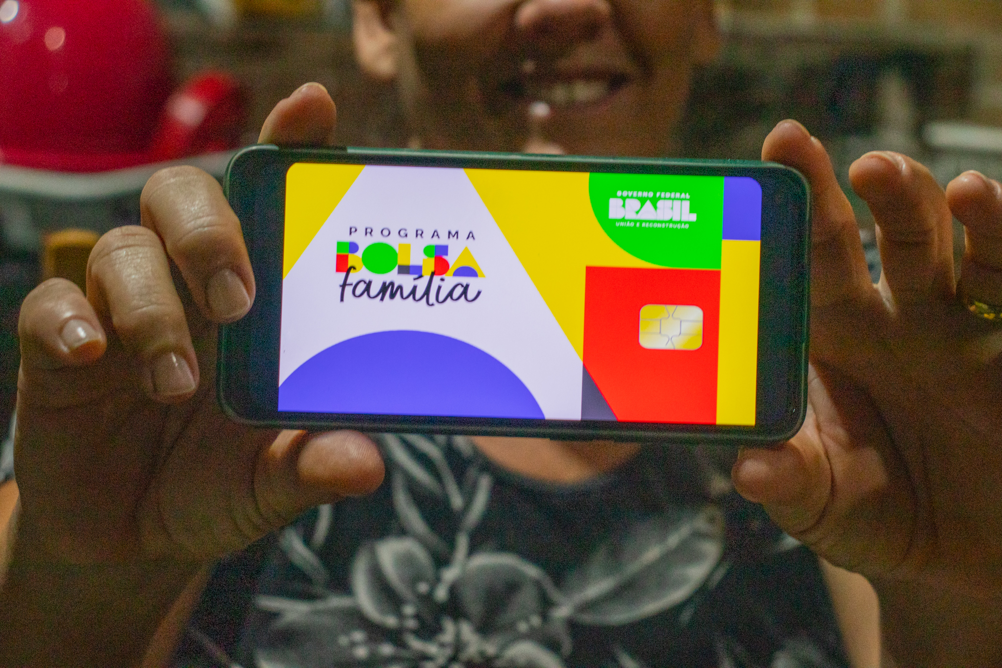 Brasileiros em FESTA! Flexibilização de regras no Bolsa Família DESTRAVA benefício para novo grupo