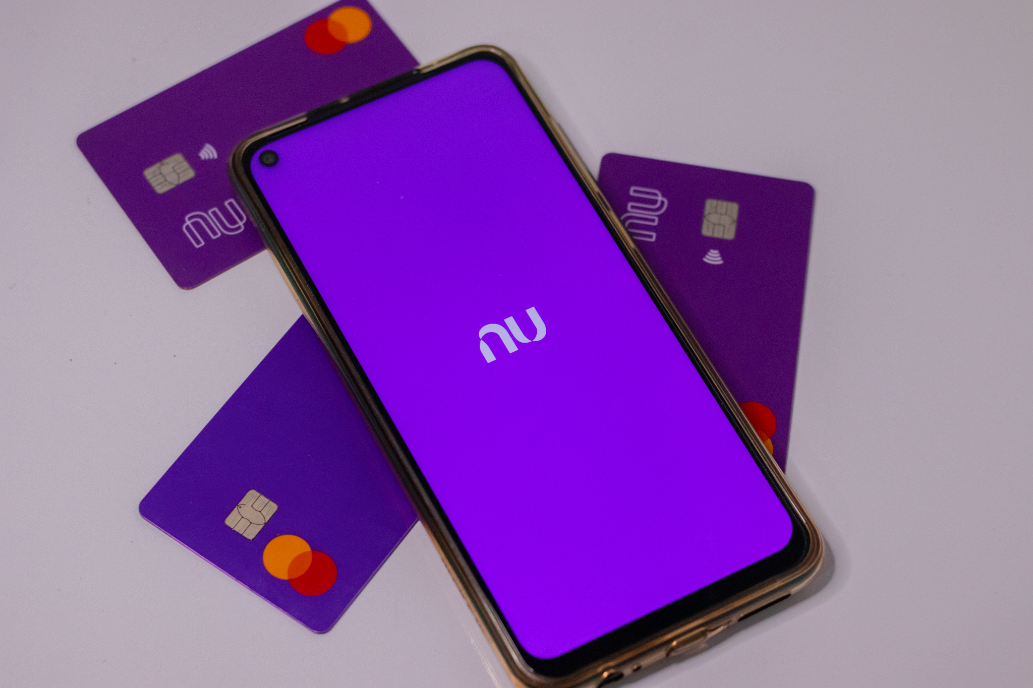 Cuidado com o roxinho! Comunicado do Nubank está CANCELANDO cartões; entenda