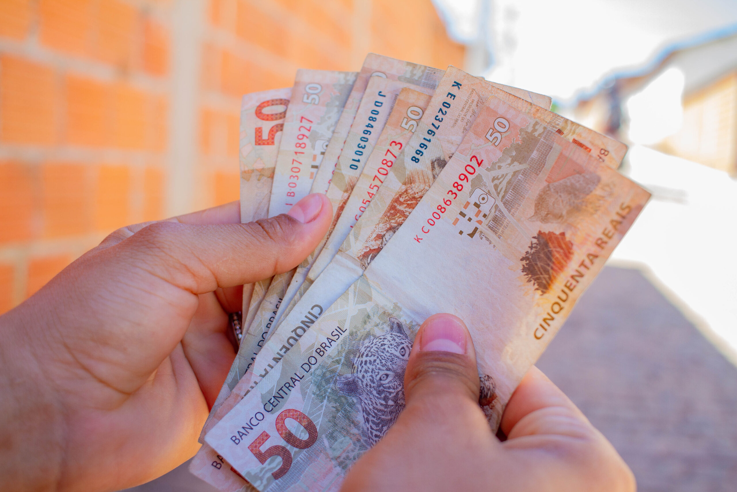 Demorou, mas chegou! Pagamento RETROATIVO é finalmente DESBLOQUEADO para brasileiros
