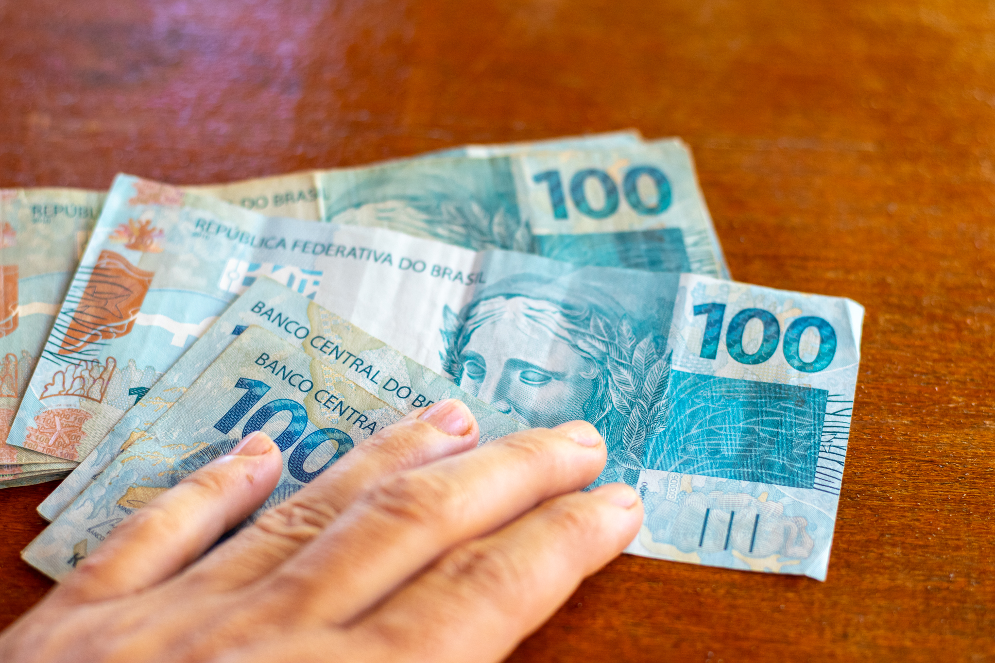 É a vez delas: Governo propôs auxílio de R$ 398,90 para mulheres que são donas de casa? Garanta já
