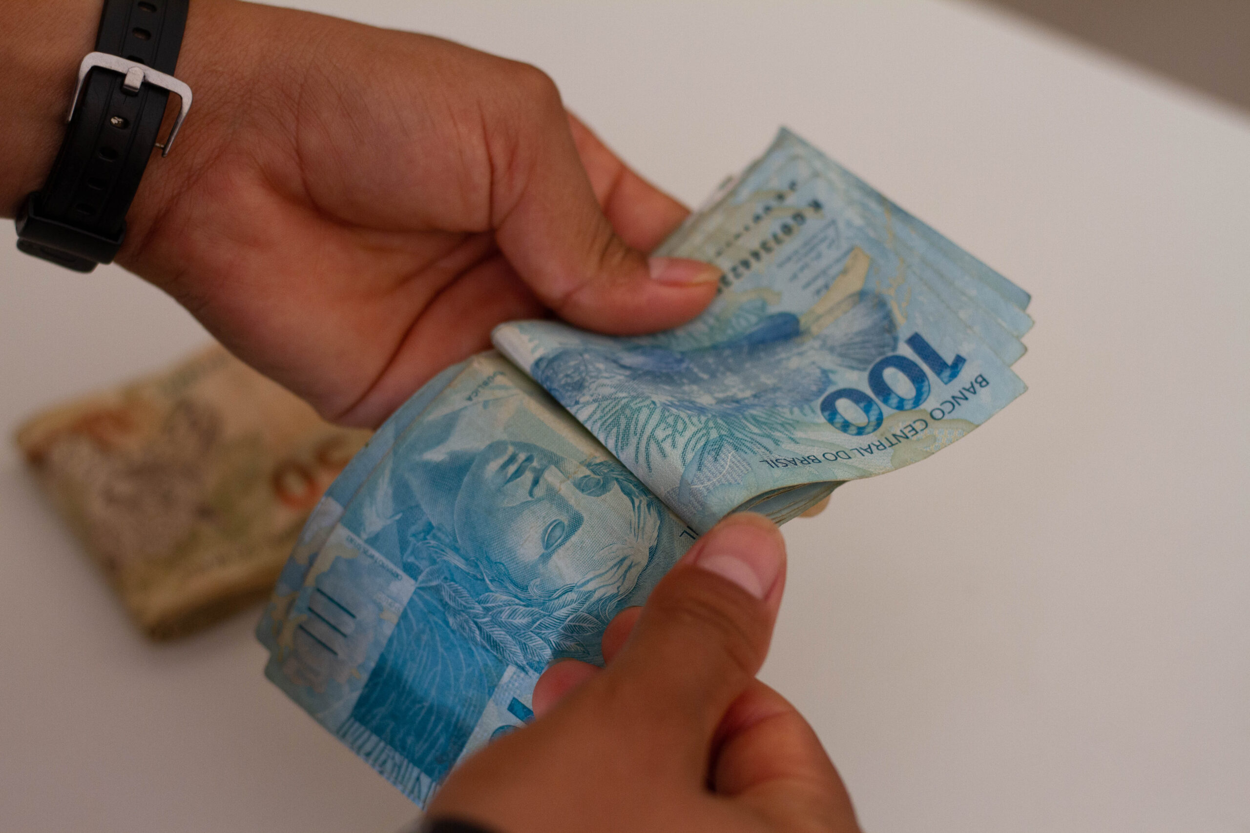 Tem entre 14 e 24 anos? Essa pode ser a sua OPORTUNIDADE de sacar R$ 3.400