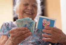 Uma bolada em dinheiro! Idosos +65 poderão SACAR até R$ 16 MIL; saiba como