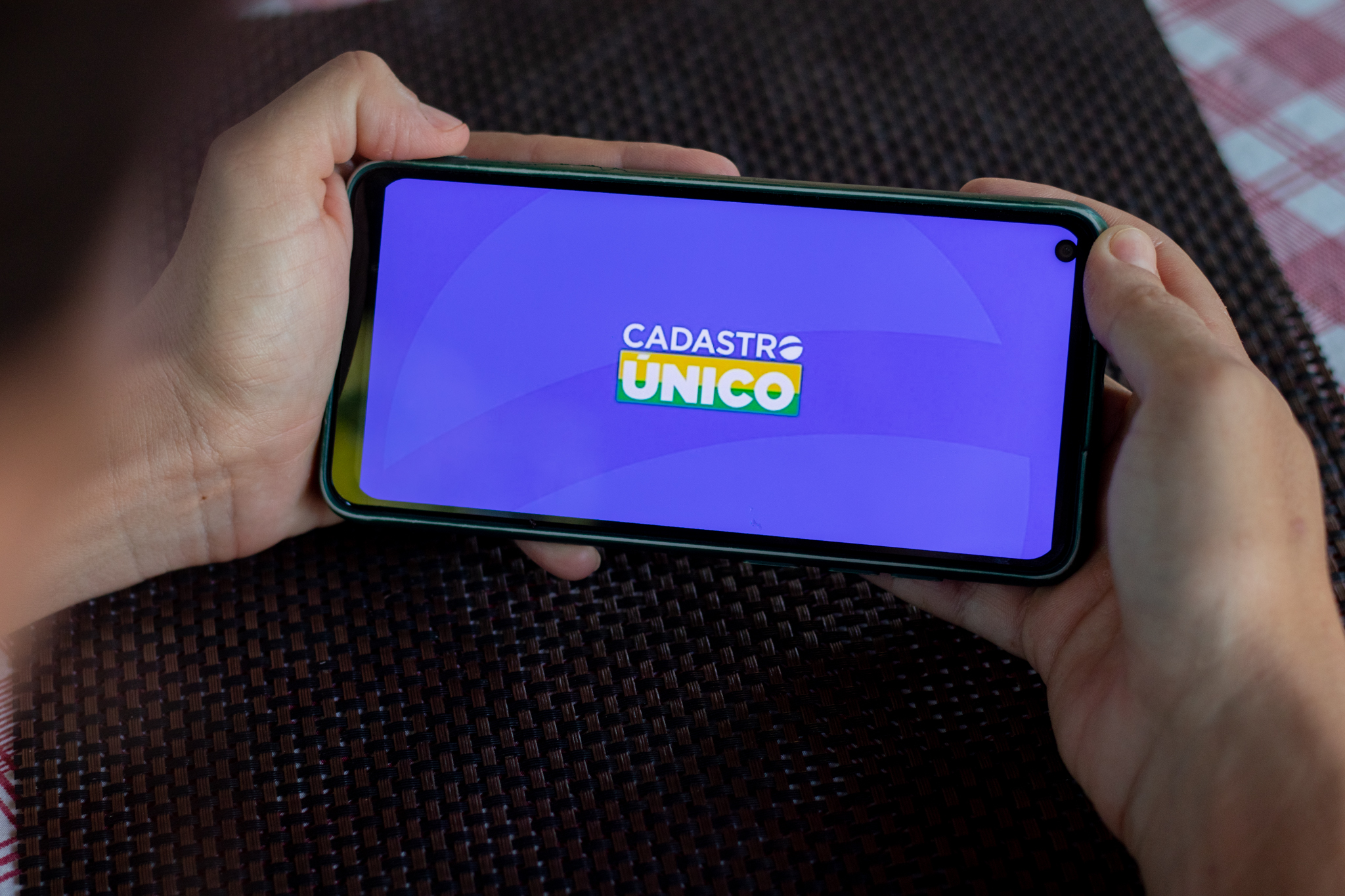 Usuários do Cadastro Único vão receber celular DE GRAÇA do governo? Entenda!