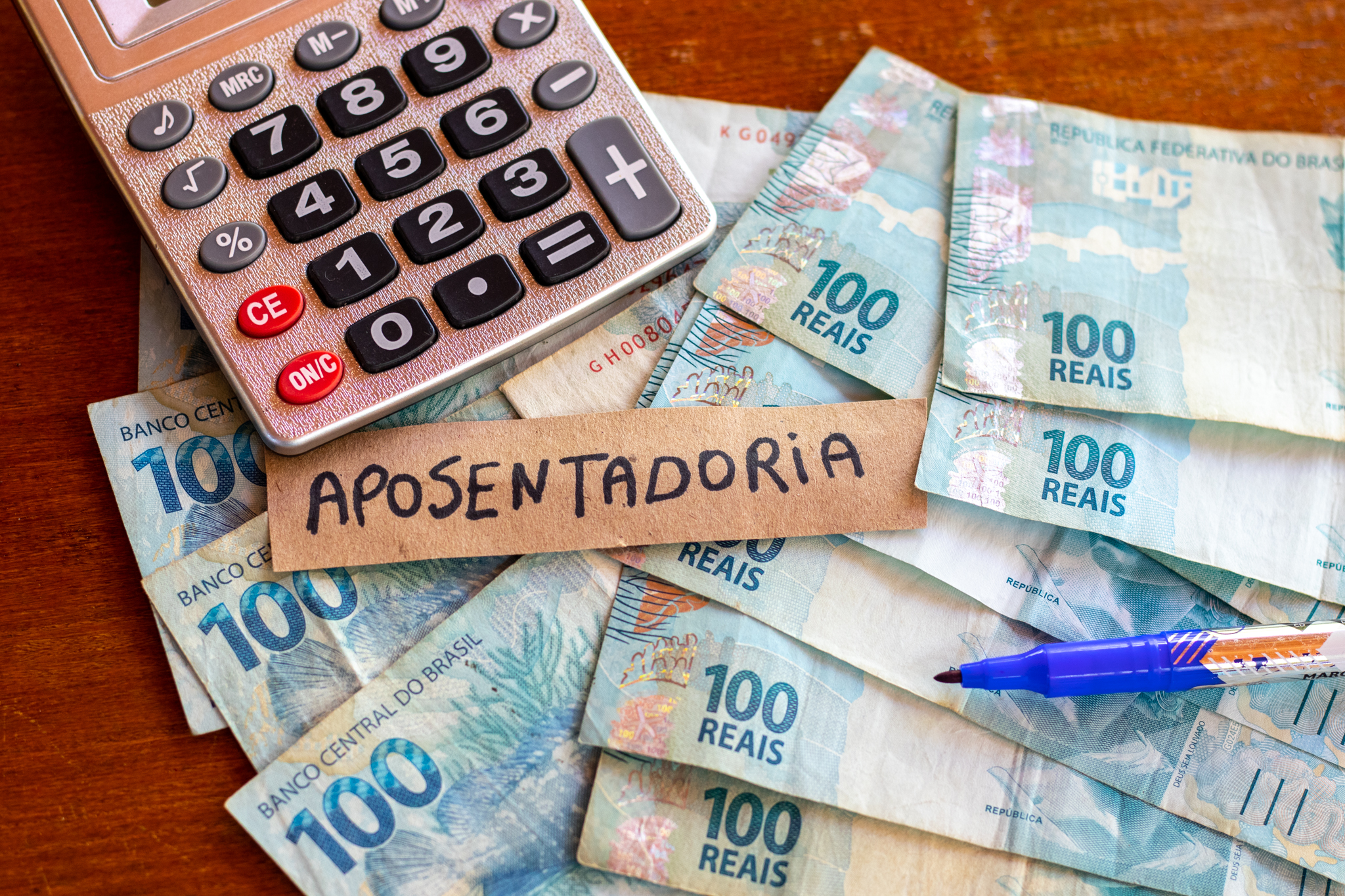 Viva la vida! Veja o que é necessário para se aposentar com 25 anos e garantir o tão merecido descanso