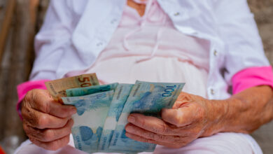Você sabia? Idosos têm DIREITO a receber quase R$ 500 em auxílio; veja como