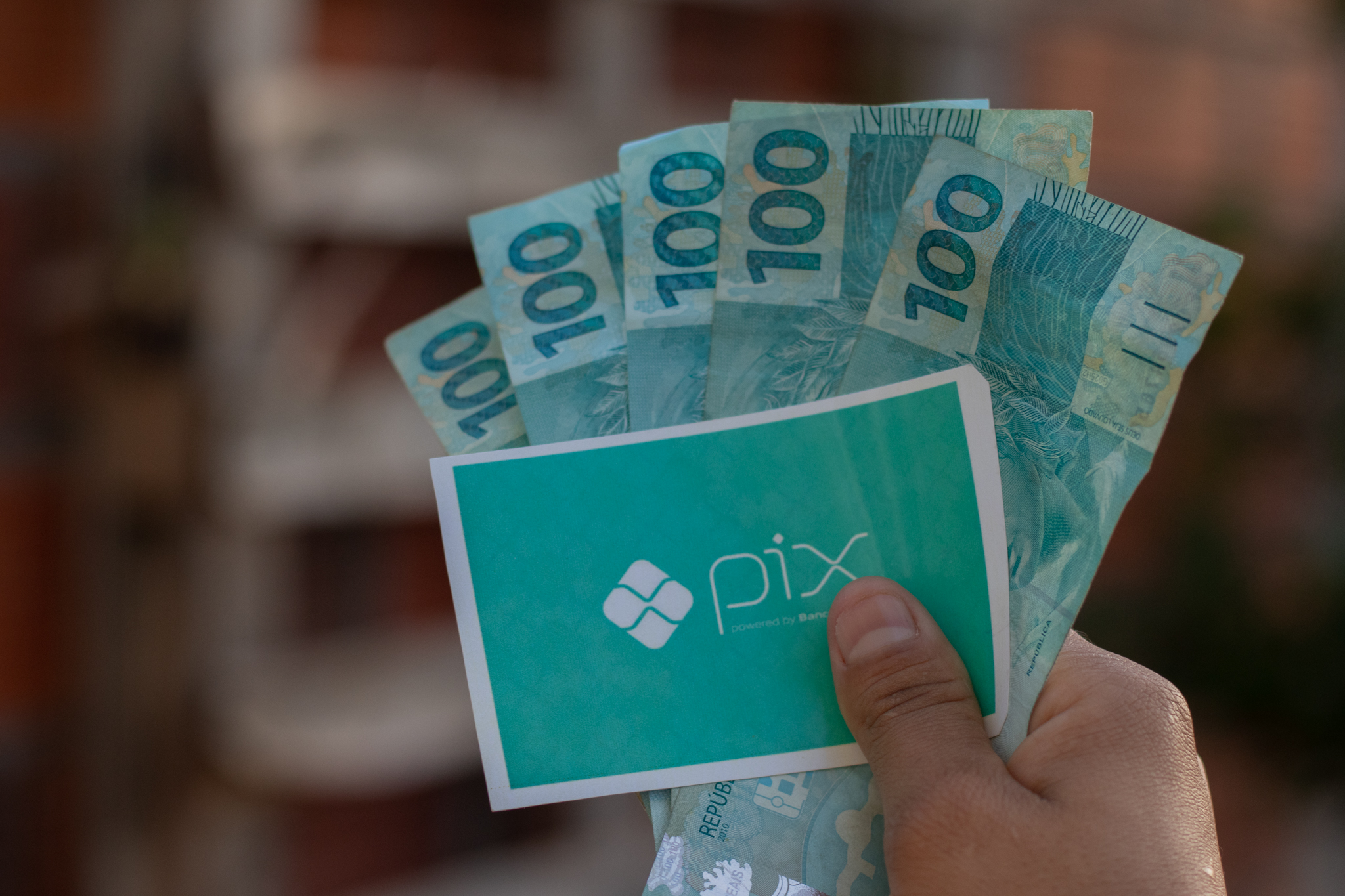Governo confirma novas DATAS para repasse de R$ 1.600; Idosos também terão direito?