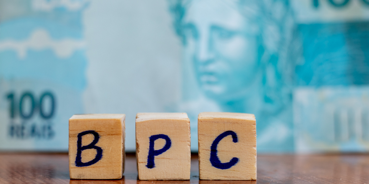 BPC 2025 pode chegar a R$ 1.595 e idade mínima para concessão será aumentada – entenda
