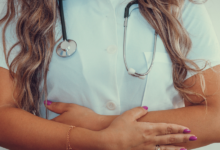 Prefeitura oferece bolsas de estudo 100% grátis para MEDICINA - veja quem pode participar
