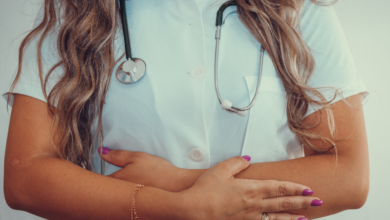 Prefeitura oferece bolsas de estudo 100% grátis para MEDICINA - veja quem pode participar