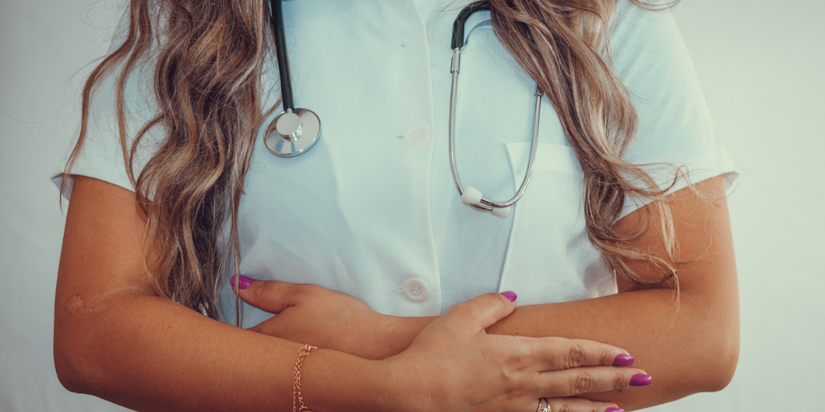 Prefeitura oferece bolsas de estudo 100% grátis para MEDICINA - veja quem pode participar