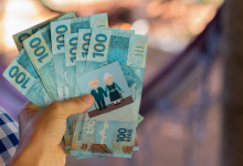 Quanto dinheiro um aposentado pode pegar emprestado Confira a tabela atualizada