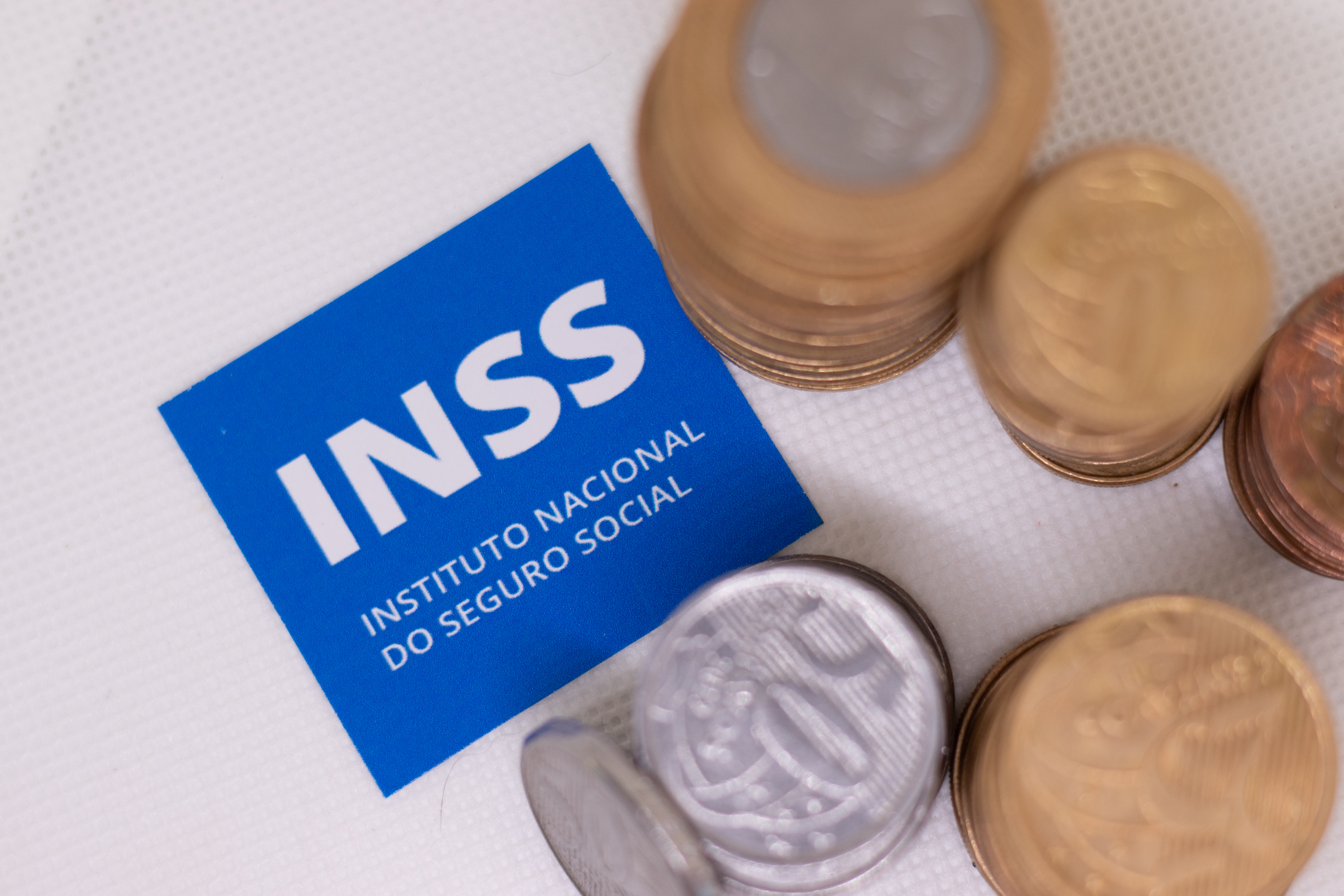 Através do INSS, é possível se aposentar ganhando bem. Contudo, há regras a se cumprir.