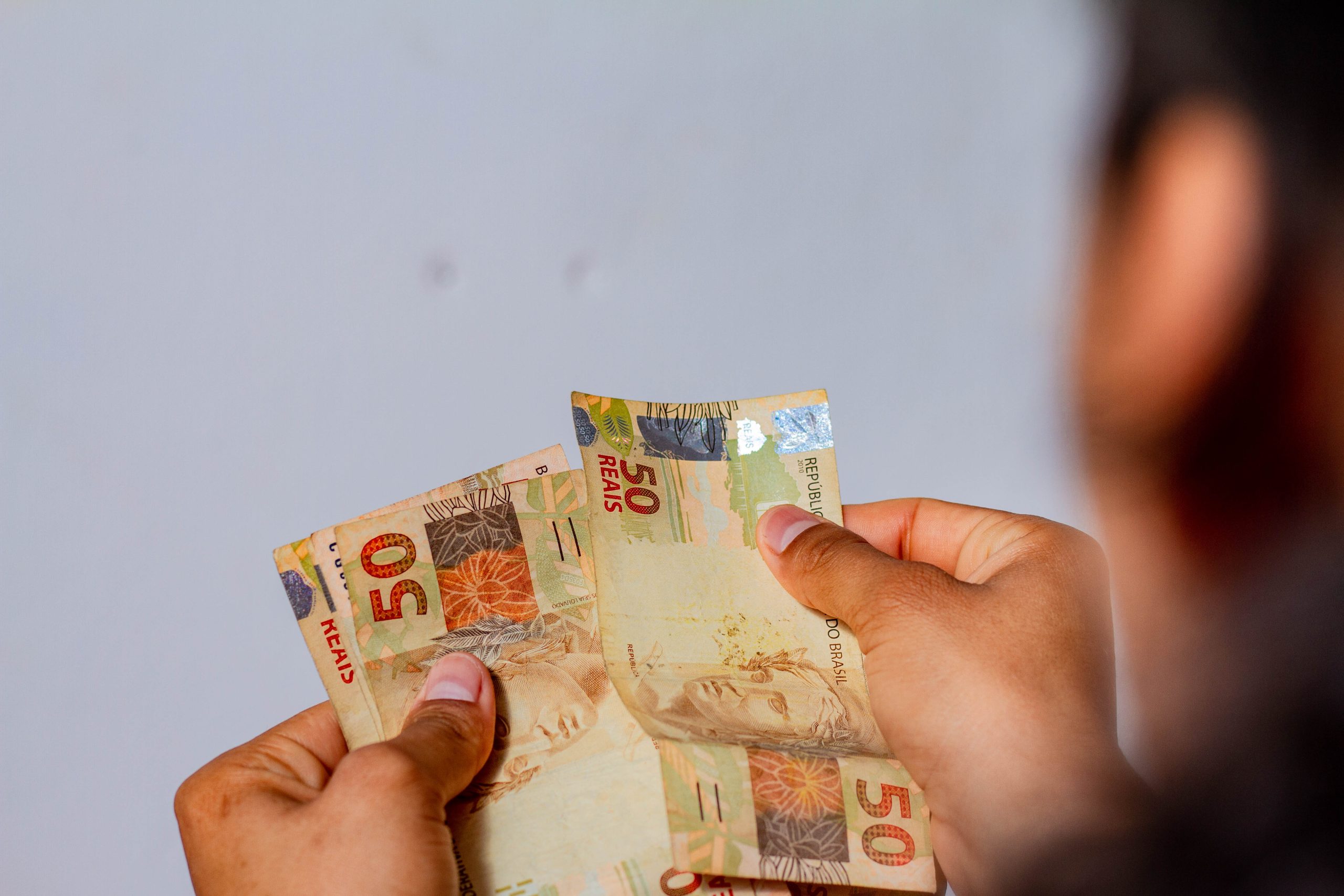 Os benefícios sociais estão exigindo mais atenção na manutenção. Confira.