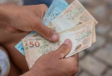 Precisando de dinheiro? Veja se é melhor optar pela antecipação do saque-aniversário ou pelo consignado CLT.