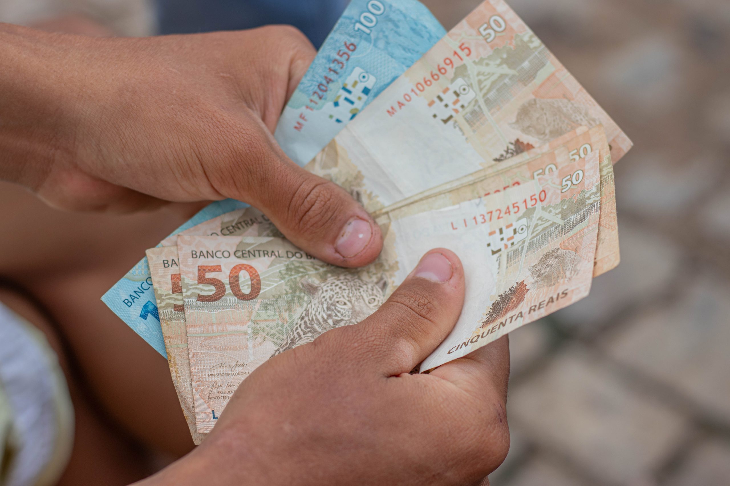 Precisando de dinheiro? Veja se é melhor optar pela antecipação do saque-aniversário ou pelo consignado CLT.