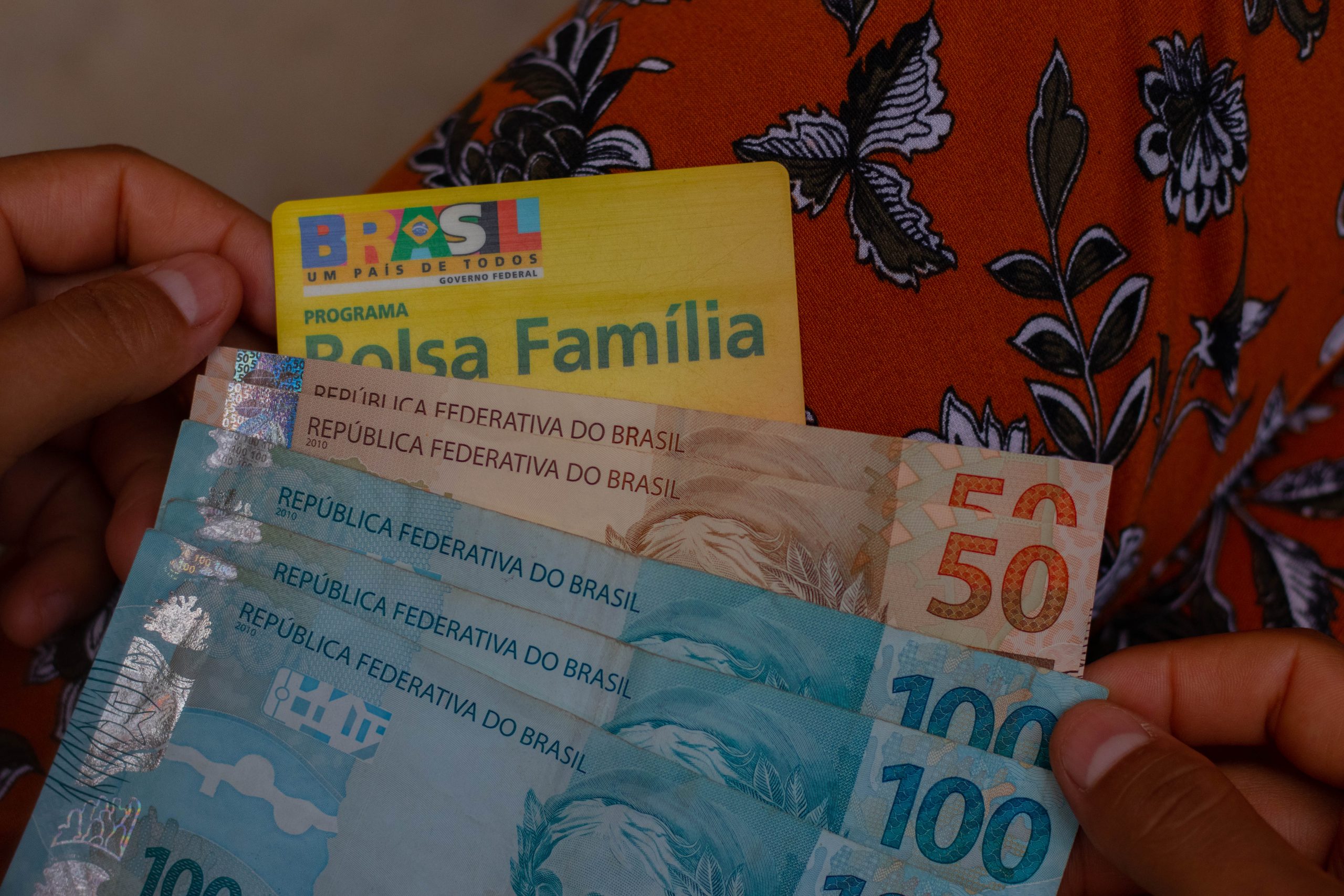 Os cortes no bolsa Família estão ficando preocupantes. Entenda o que acontece.