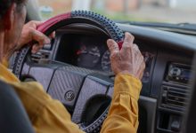 Os idosos podem conseguir carros com desconto. Entenda como.