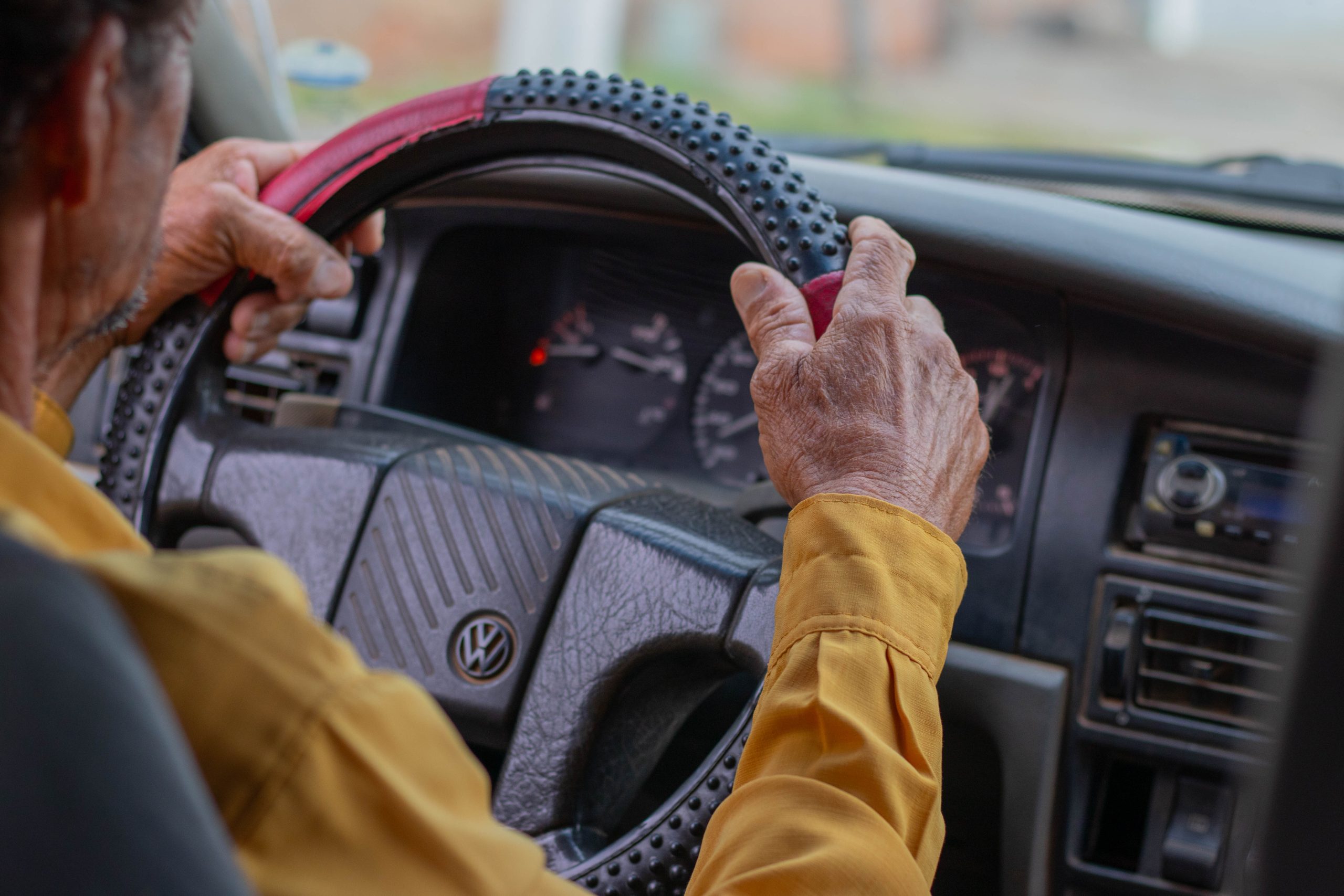Os idosos podem conseguir carros com desconto. Entenda como.
