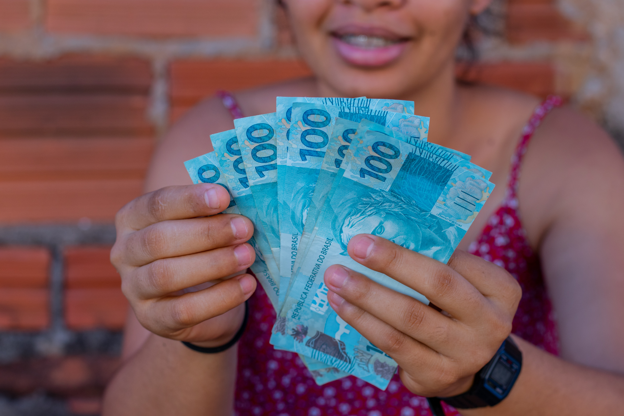 Se você mora sozinho, veja como ter acesso a diversos benefícios para ajudar.