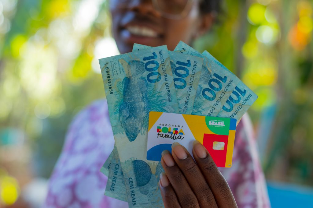 Através do Bolsa Família, milhares de beneficiários conseguem empregos formais.