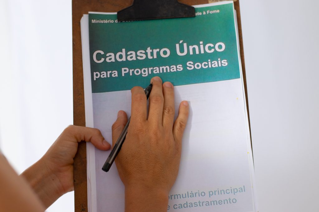 Aqueles que moram sozinhos podem se inscrever no CadÚnico, mas há regras. Confira.