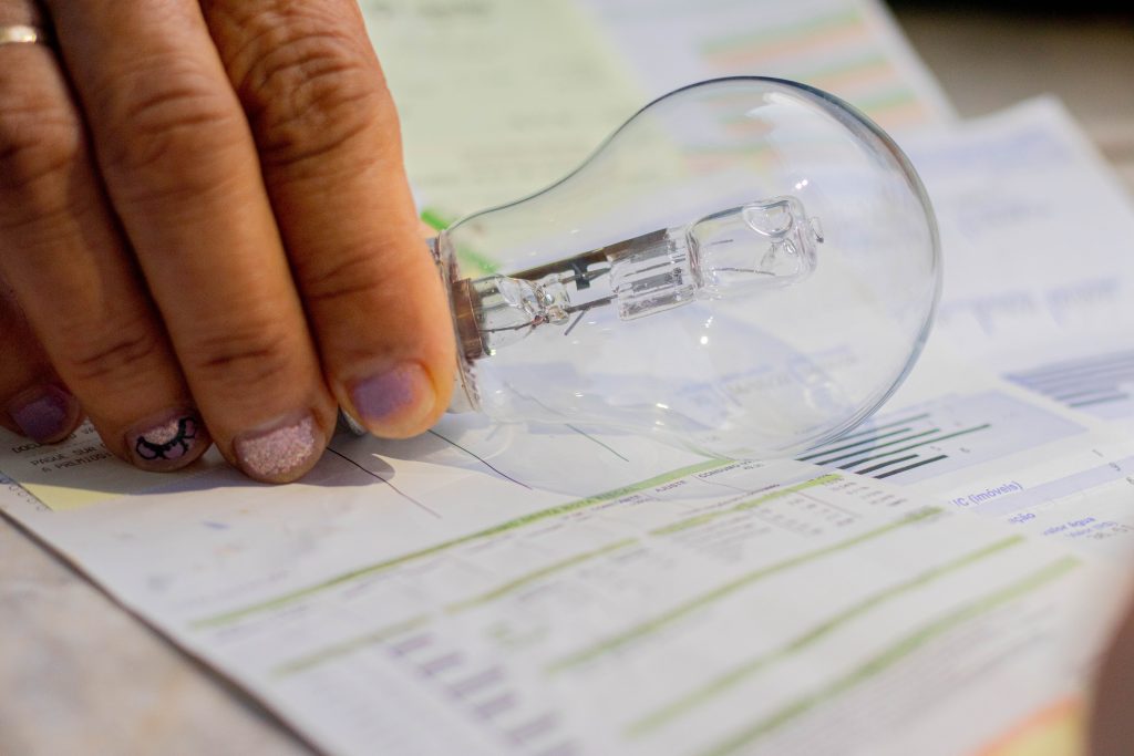 Você pode conseguir descontos na conta de energia com ajuda do CadÚnico.