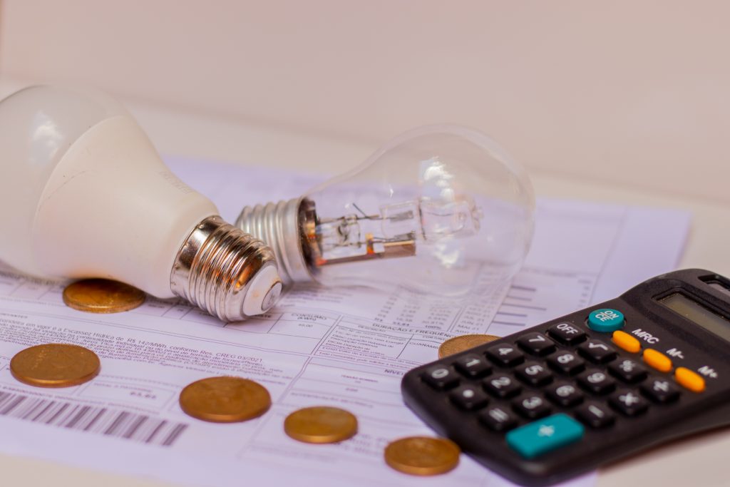 A Tarifa Social de Energia Elétrica promove descontos na conta de luz para pessoas de baixa renda.