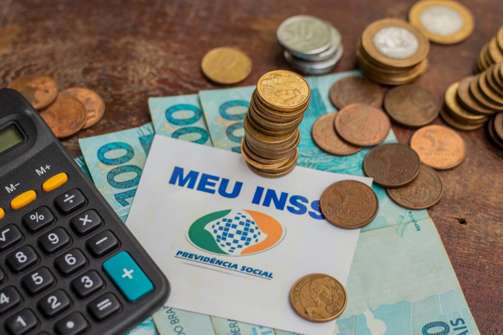 As fraudes do INSS levaram dinheiro de milhares de segurados.