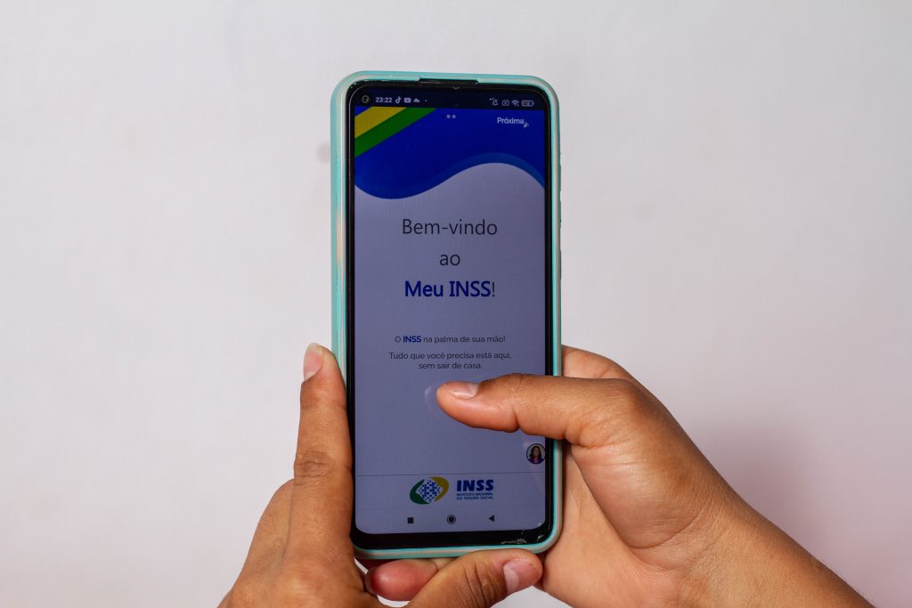 Saiba como bloquear os descontos indevidos e pedir o dinheiro das fraudes do INSS de volta.
