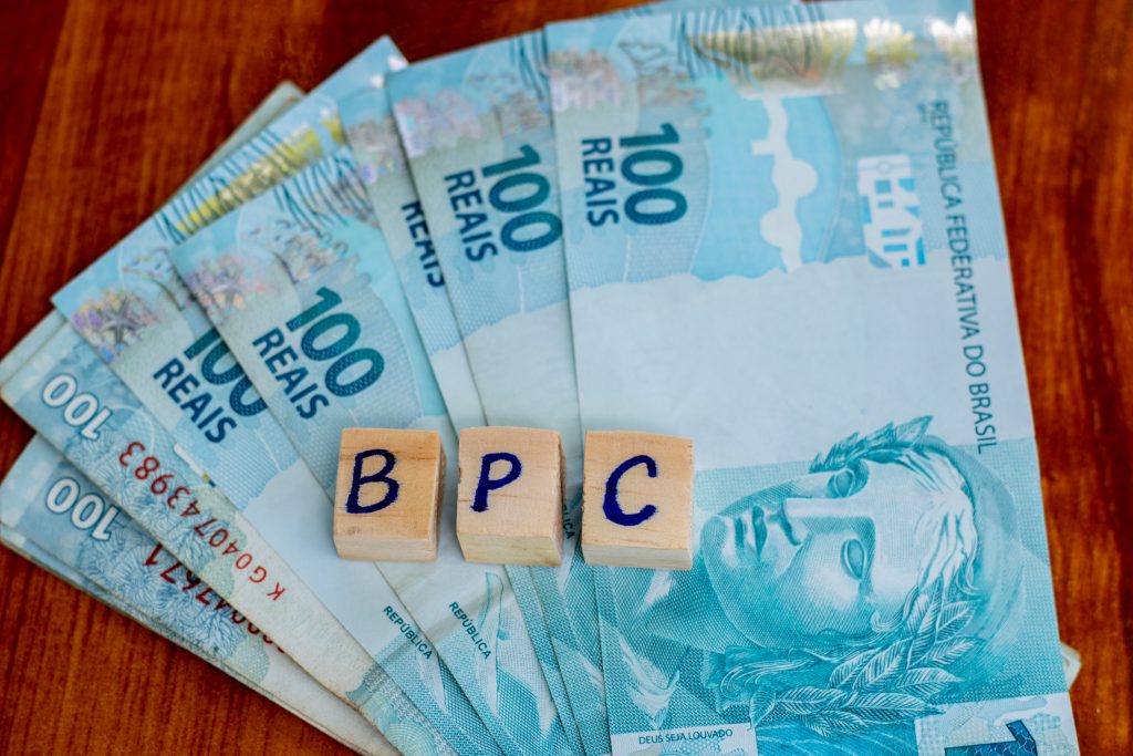 O BPC é um dos benefícios mais importantes pagos através do CadÚnico.