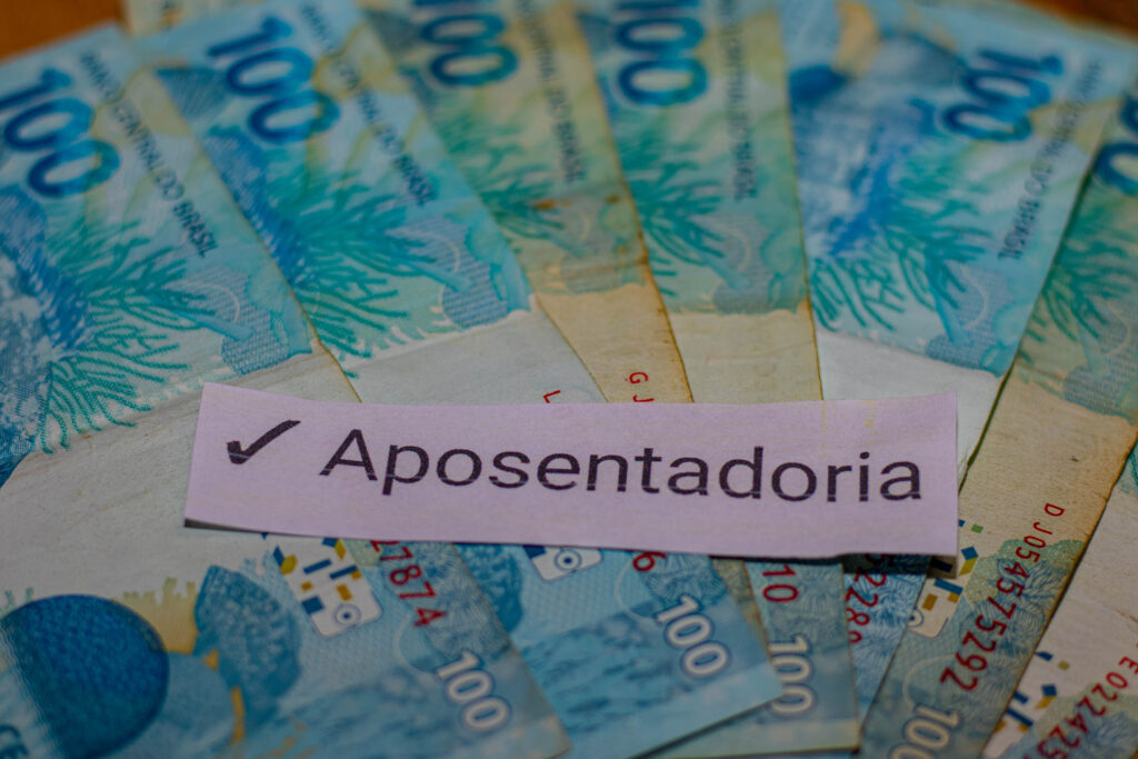 A aposentadoria pode estar correndo riscos. Entenda os motivos.