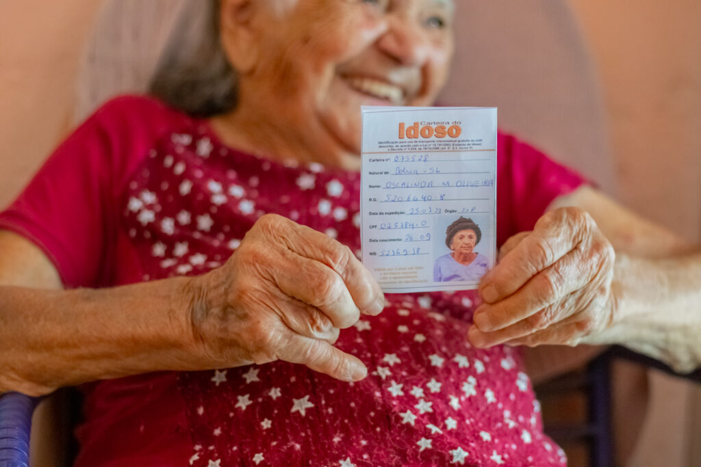 Os idosos que ainda não aderiram à Carteira da Pessoa Idosa estão perdendo tempo.