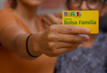 O Bolsa Família pode começar a ser pago sem ser em dinheiro em espécie.