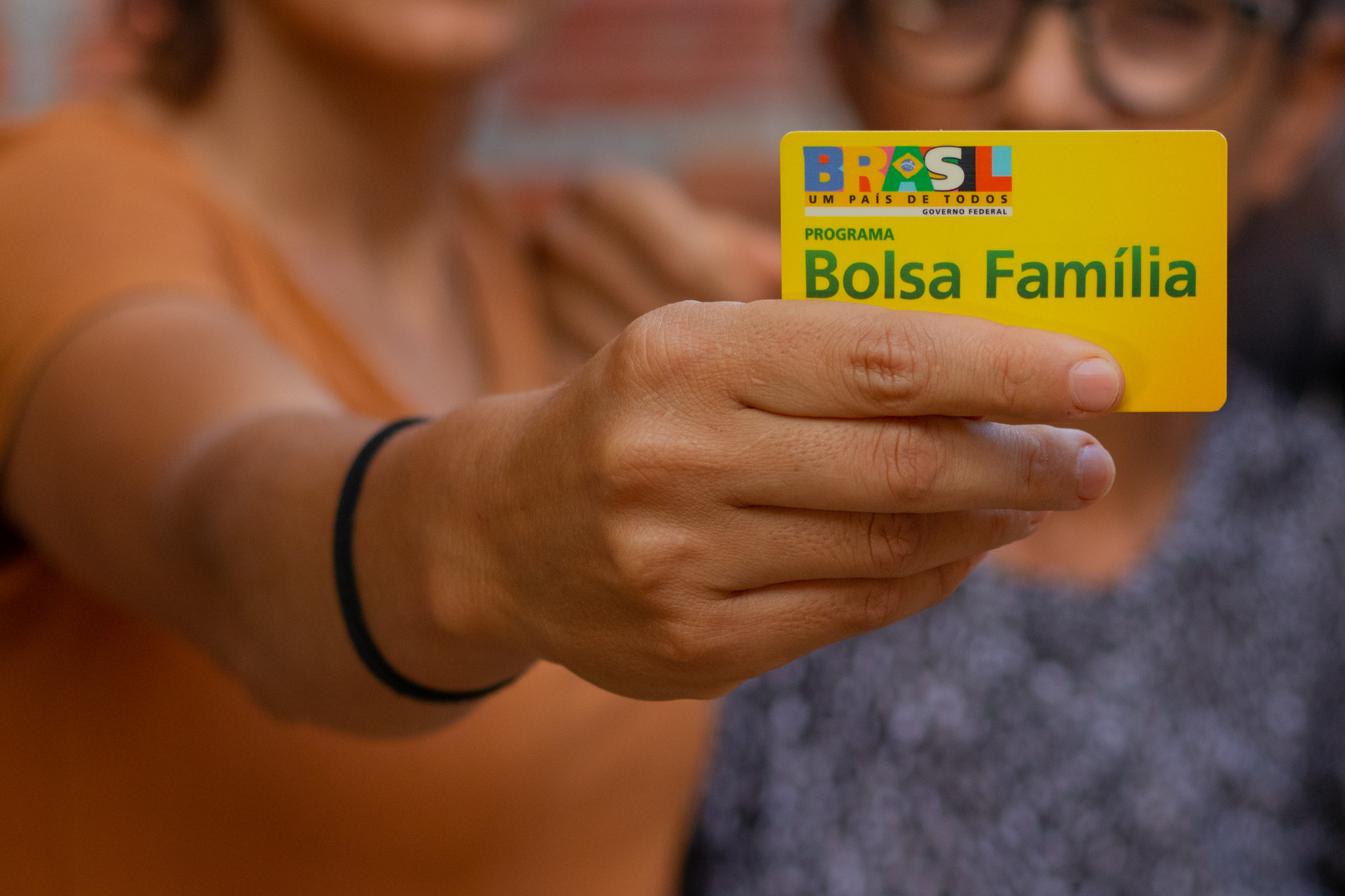 O Bolsa Família pode começar a ser pago sem ser em dinheiro em espécie.