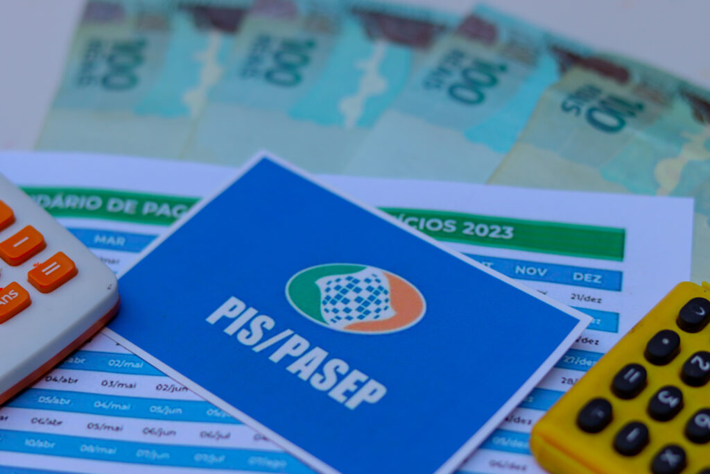 Se você ainda não recebeu o PIS/Pasep, veja quando vai cair em agosto.
