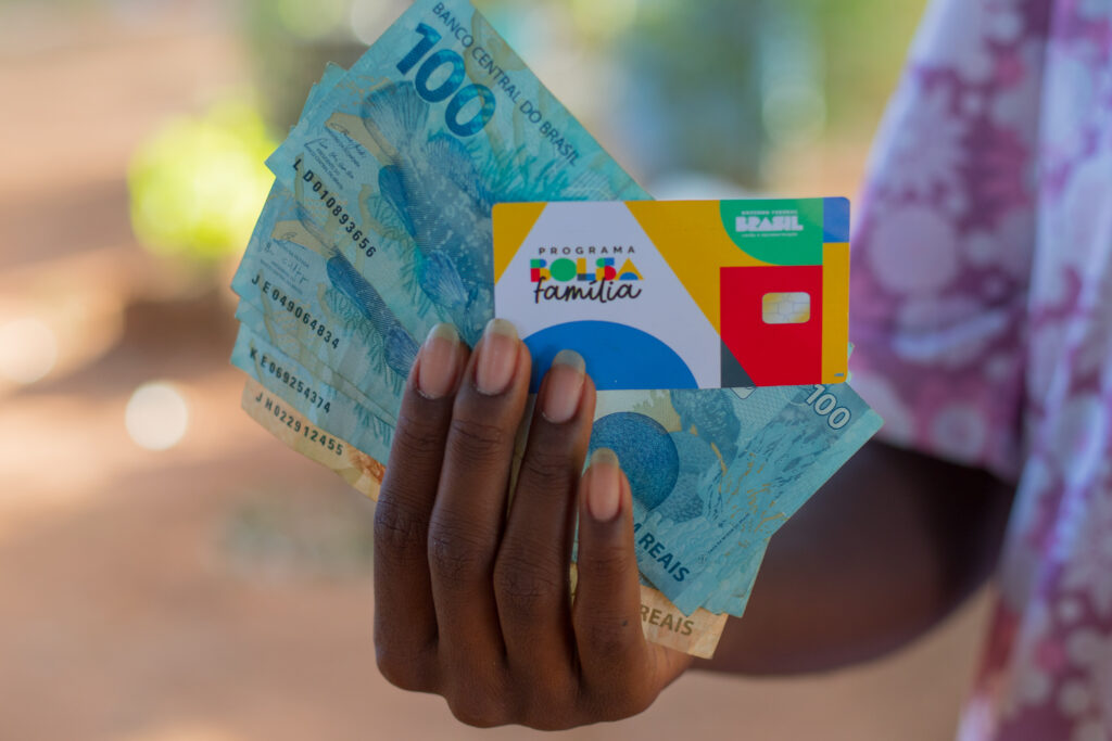 Se você recebe o Bolsa Família, saiba se o nome sujo cancela o pagamento.