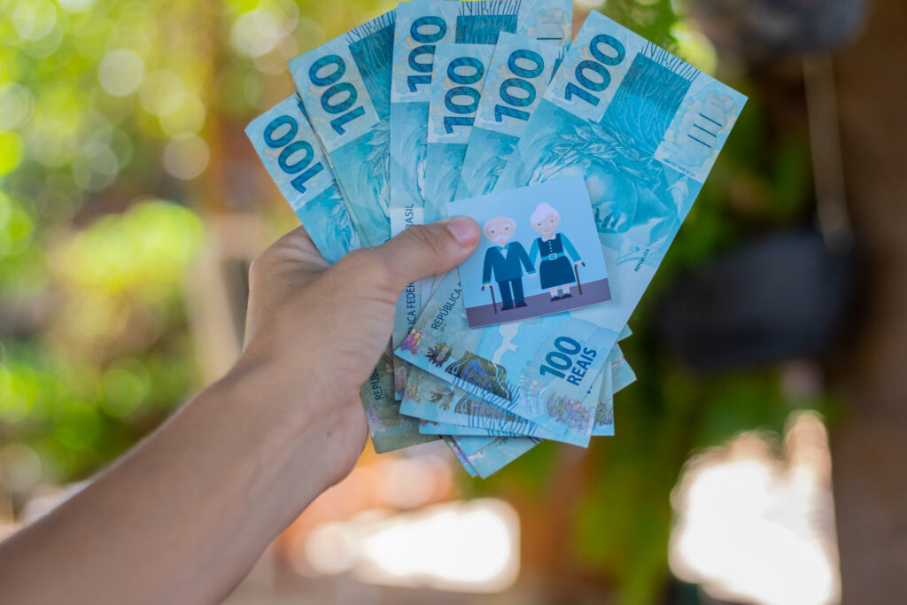 Os aposentados podem ter acesso a uma série de isenções de impostos. Confira.