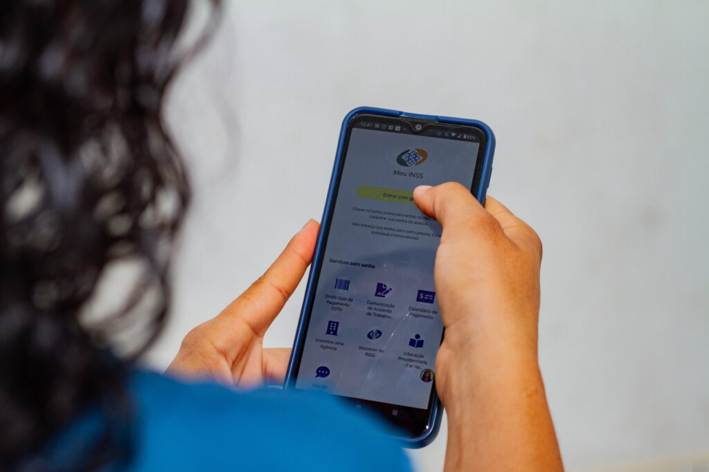 Se você é segurado do INSS, veja como receber notificações do sistema pelo WhatsApp.