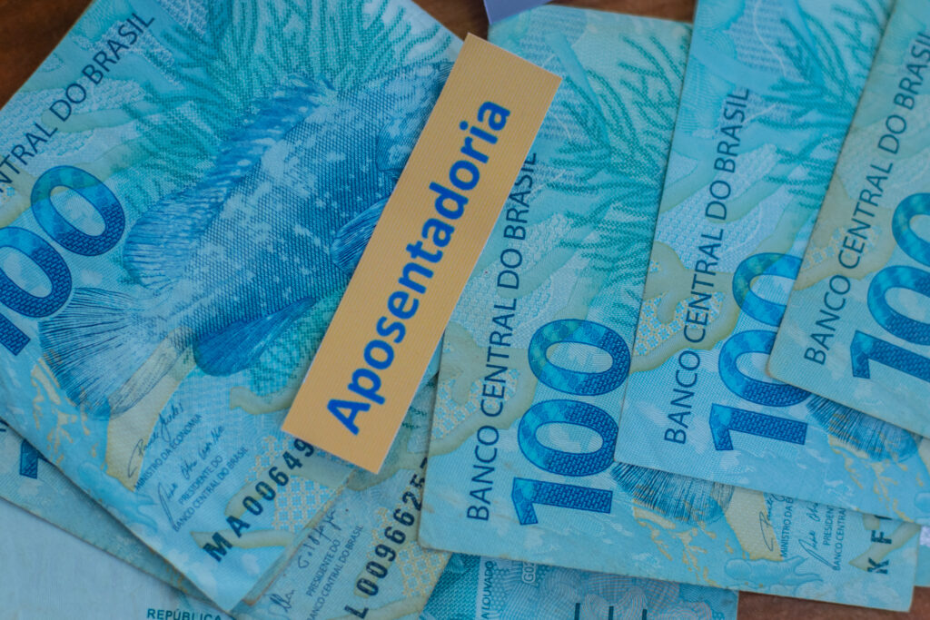 Se você é aposentado do INSS, veja se pode ter o benefício prejudicado por dívidas.