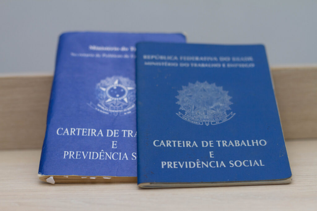 O governo está juntando forças com empresas para gerar empregos para beneficiários do CadÚnico.