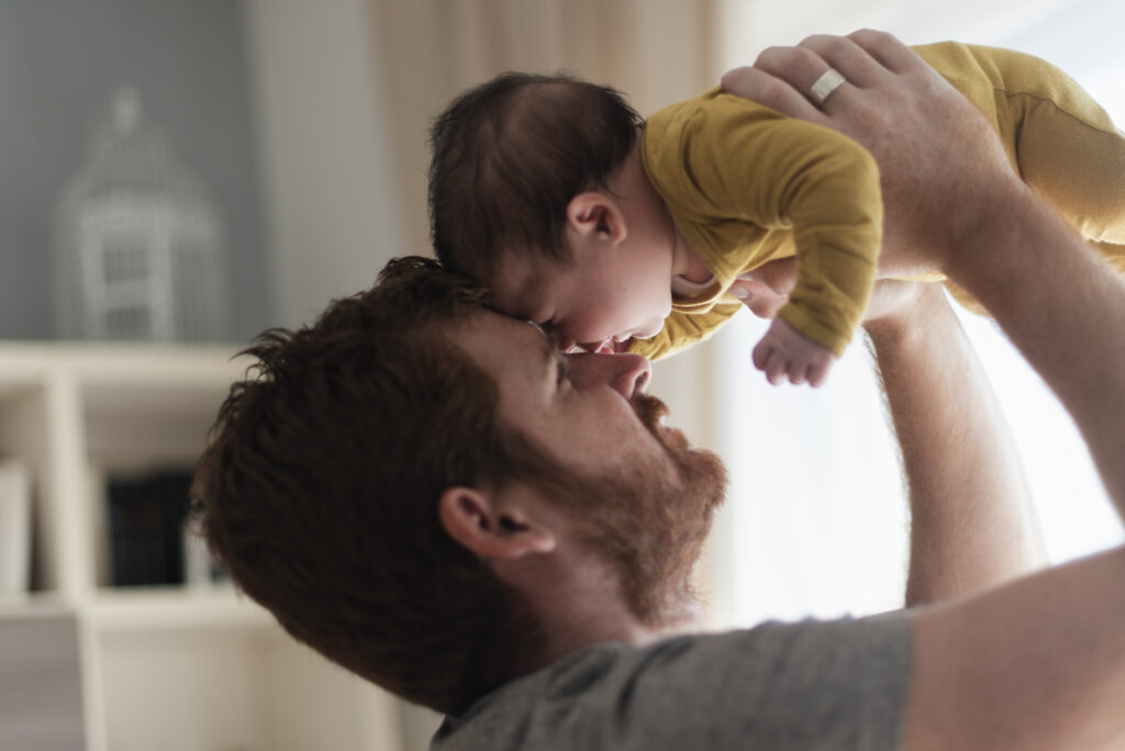 A ampliação da licença-paternidade pode permitir que o pai auxilie nos cuidados do bebê e da mãe que acabou de parir.
