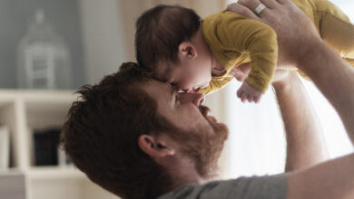 A ampliação da licença-paternidade pode permitir que o pai auxilie nos cuidados do bebê e da mãe que acabou de parir.