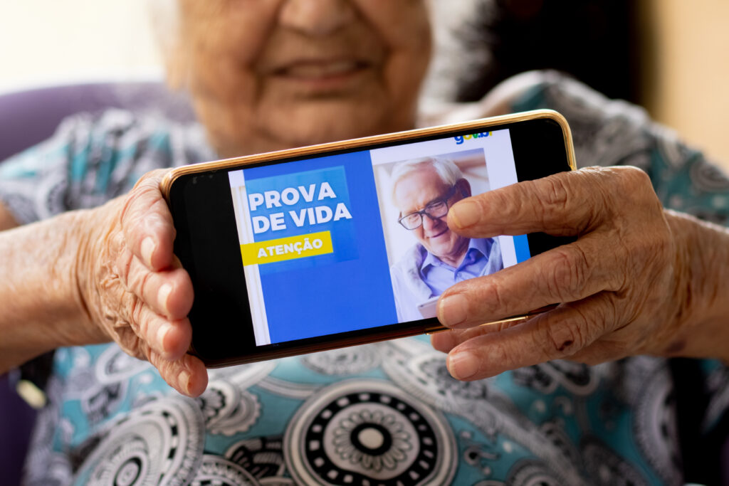 Se você está devendo prova de vida, veja como realizar.