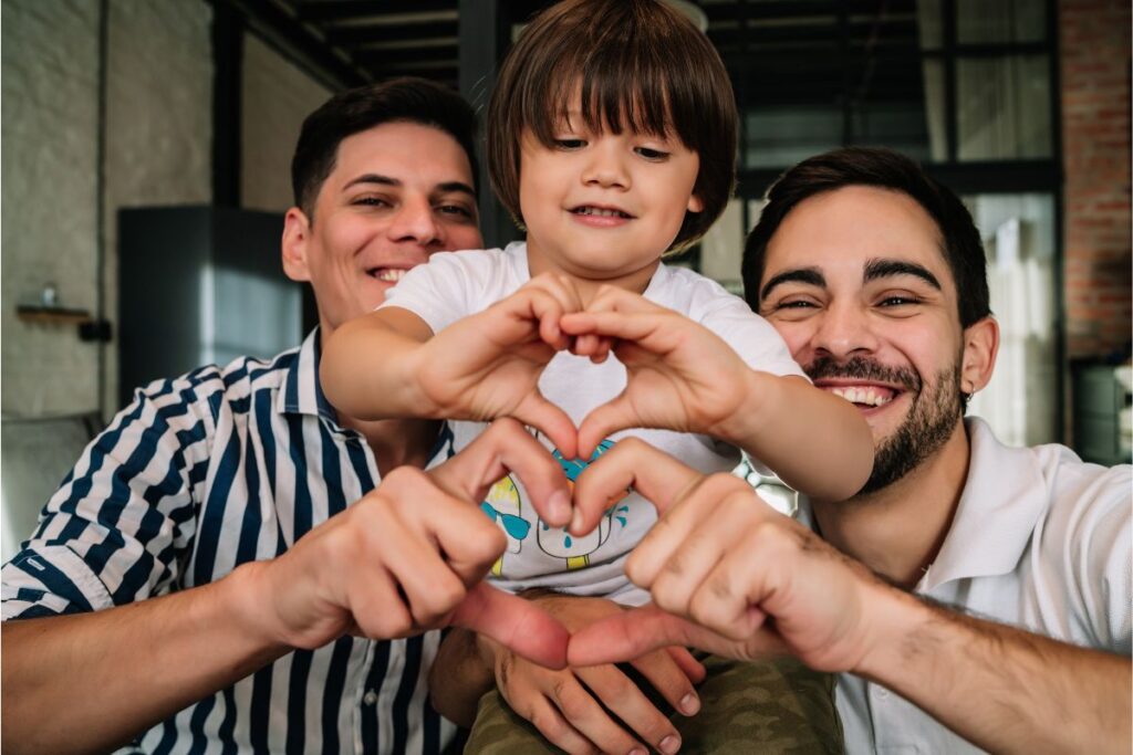 Os pais e mães LGBT+ podem finalmente conquistas a licença-maternidade e paternidade.