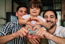 Os pais e mães LGBT+ podem finalmente conquistas a licença-maternidade e paternidade.